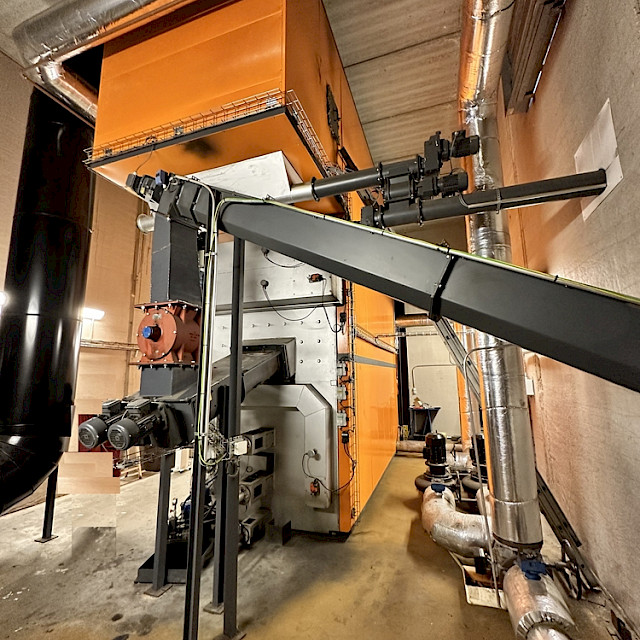 2012 - Биотопливная котельная Schmid мощностью 2400 кВт с подвижной ступенчатой решеткой для производства горячей воды