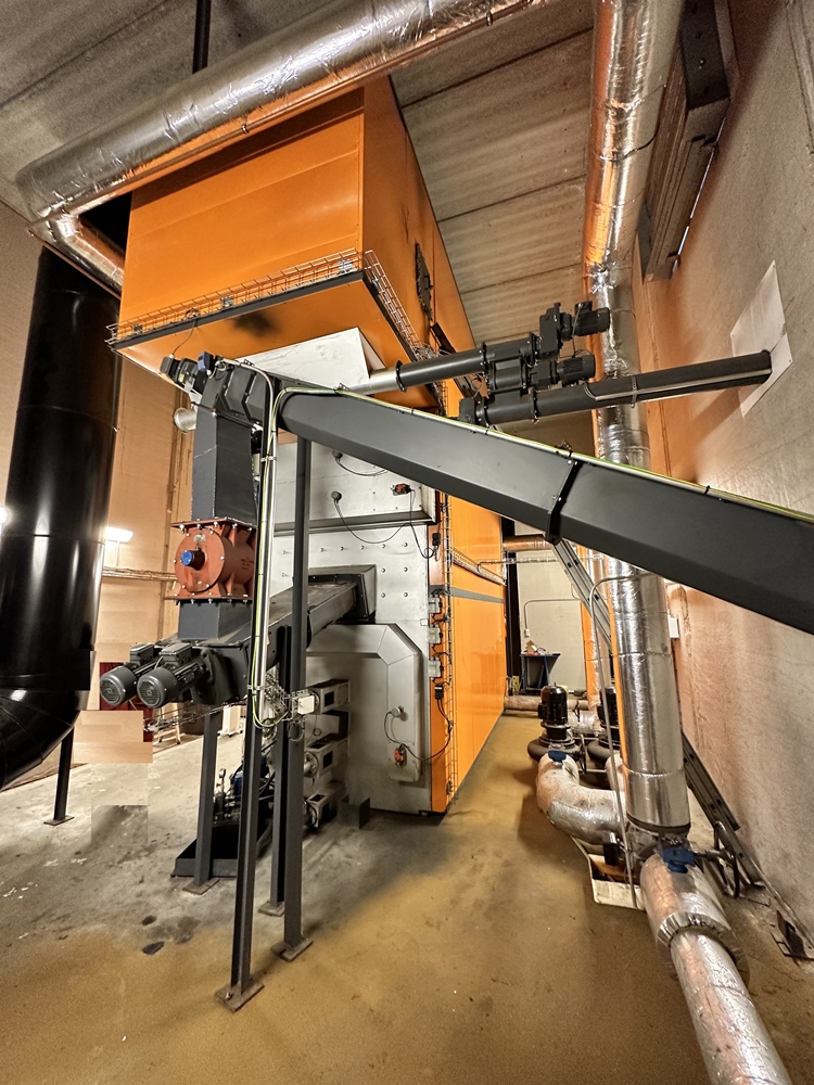 2017 - Biofuel Boiler Plant Schmid 2400 kWth with moving step-grate for hot water production