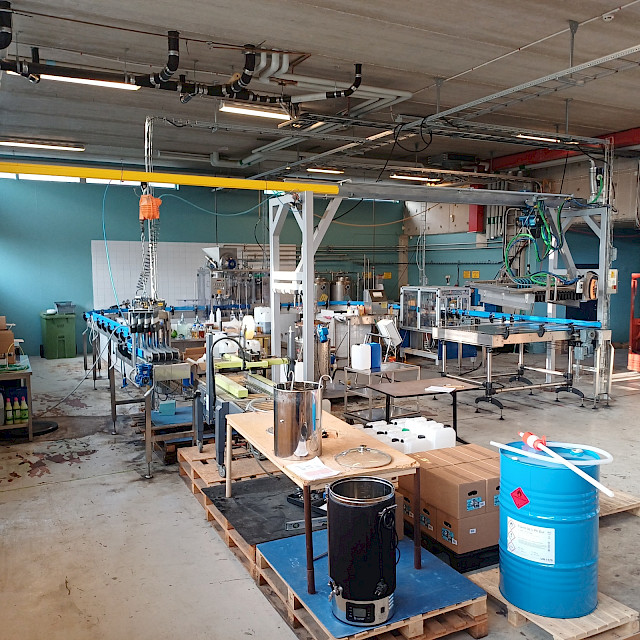 Línea de llenado de botellas de vidrio, 3000 botellas por hora, con llenadora a contrapresión Markl Bavaria (2015)