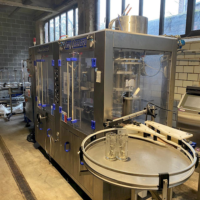 Línea de llenado de botellas de vidrio de 1000 botellas por hora con bloque de llenado isobárico CICE Careddu (2019)